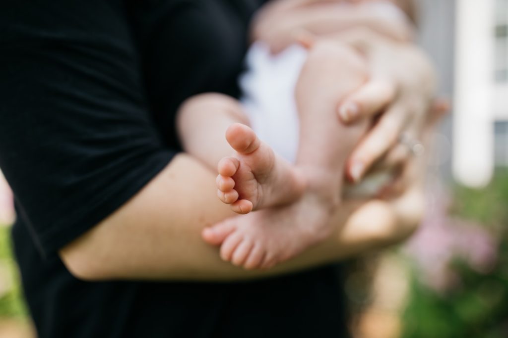 човек, носещ бебе на ръце